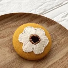 ハンドメイド刺繍　くるみボタンヘアゴムorブローチ