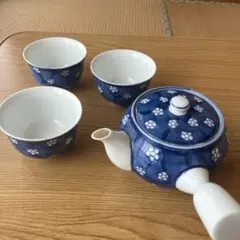 急須と茶碗3個セット 青地に白い花模様