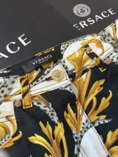 【VERSACE 】バロック柄 パンツのサムネイル