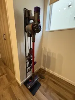 【修理・部品取り向け】Dyson v8 スティッククリーナー 本体 スタンド付きのサムネイル
