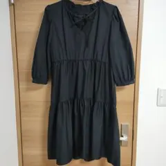 最終価格　GU 黒いフリルネック膝丈ワンピース インナーパンツ付き