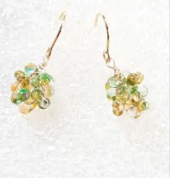 ファルファーレのフラワーボールピアス　ジャマイカグリーン　春ピアス