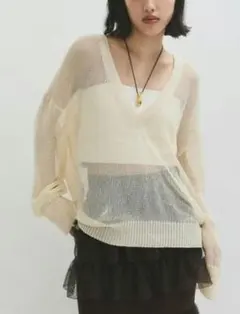 新品・タグ付き【アダムエロペ】シアーVネックトップス（オフホワイト）夏用のサムネイル