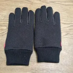 黒のニットと合成皮革手袋