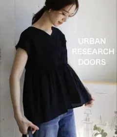 URBAN RESEARCH DOORS Vネックフレアトップス