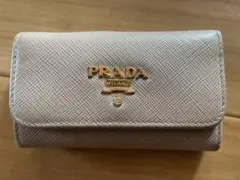 プラダ　キーケース　サファーノレザー　ピンクベージュ