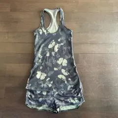 ルルレモン　タンクトップとショートパンツ