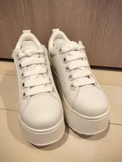 新品未使用 鈴木亜美さん 厚底スニーカー ホワイトM 箱あり