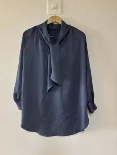 【美品】レディース　長袖ブラウス　 シャツ　チュニック　リボン　ボウタイのサムネイル