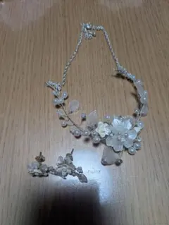 ホワイトフラワー ネックレスとピアスセット