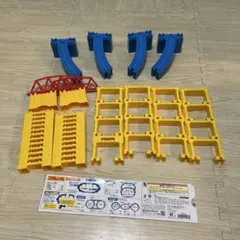 プラレール 坂曲線レール（16本）、橋脚（16個、ミニ23個）、赤い橋1セット