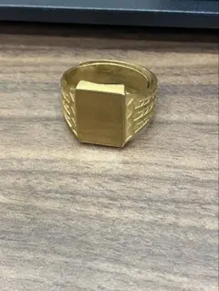 ゴールドカラー シグネットリング 純金？