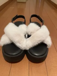 ファー付きクロスストラップサンダル