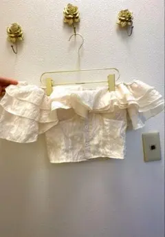 フリル付きアイボリーショートブラウス