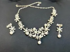 パールとクリスタルの花モチーフネックレスとイヤリングセット