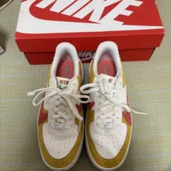 ほぼ新品★NIKE AIR FORCE 1 スニーカー イエロー　24.5のサムネイル