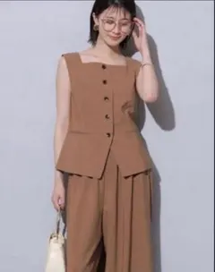 新品　タグ付き　アルページュストーリー ジレ ブラウス キャメル ベストのサムネイル