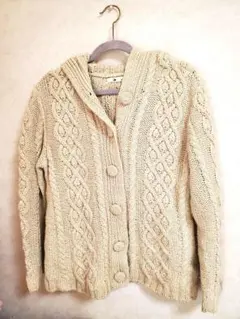 ケーブル編みカーディガン