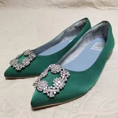 Emma Francisポインテッドトゥ ビジューバックル サテンパンプス