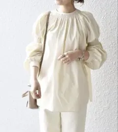 SHIPSハシゴレース シャーリングブラウス オフホワイト体型カバーボリューム袖