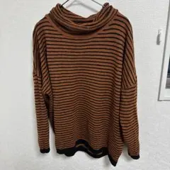 ゆるだぼ　オレンジと黒のストライプボトルネックニット