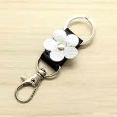 小さい キーホルダー 8cm 【シルバー花】 チャーム 革 レザー ハンドメイド