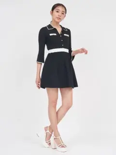 黒のボタン付きニットワンピース