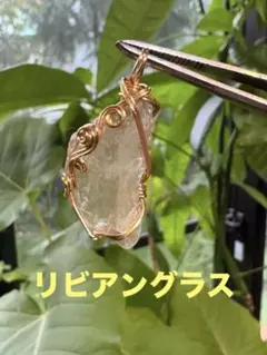 天然 リビアングラス 希少ぷっくりハートのペンダントトップ - メルカリ
