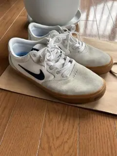 Nike SB ホワイトスニーカー スエード　ガムソール