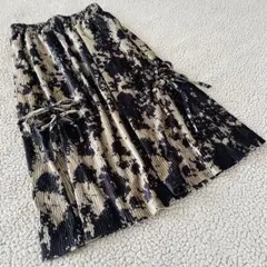 美品ミモレプリーツスカート ダイタイ総柄 【F】ゴム ベージュ黒リボンゆったり