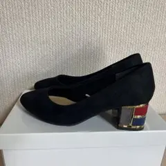 黒いスエードポインテッドトゥパンプス
