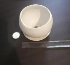 白い丸型陶器植木鉢2