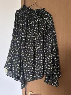 黒地に黄色と白色の花柄ひざ丈スカート F