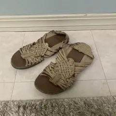 ベージュ 編み込みデザイン サンダル