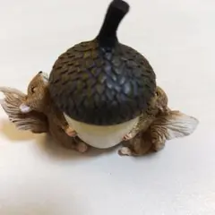 リス置物　ドングリを運ぶリス　小物入れ