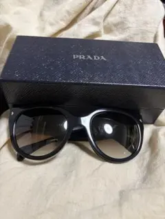 ほぼ未使用　PRADA ユニセックス　サングラス 本体 ケース付のサムネイル