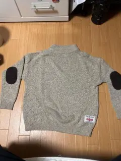 エルボーパッチ付きグレーのハイネックニット