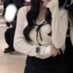 リボン付きホワイト長袖トップス