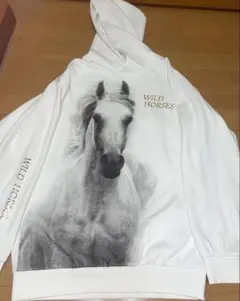 H&M　WILD HORSES フード付きトレーナー 馬 白