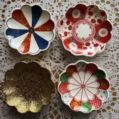 セリア　食器　豆皿　花形　花柄　菊　桜　ゴールドカラー　金色　和柄　お祝いのサムネイル