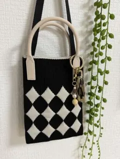 AJ スマホショルダー　ポシェット　ミニバック　ニット　チャーム付き