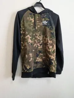 アディダス カモフラージュ フード付きパーカー