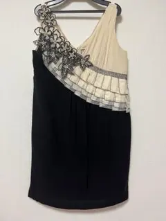 週末お値下げダイアグラム　ビーズ刺繍のお花付き　38サイズ　ワンピース