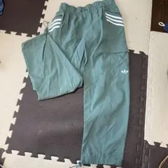 adidas グリーン ジャージパンツ