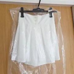 新品タグ付★セシルマクビー★タックフレアショートパンツ ホワイト/M 送料込