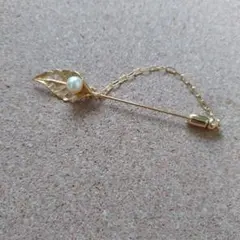 金色の葉とパールのブローチ