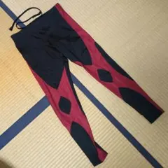 スポーツタイツ 黒と赤 ダイヤモンドデザイン