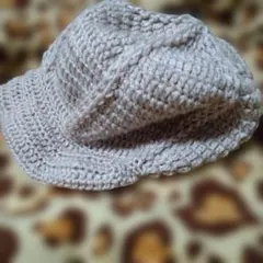 ベージュ編み物帽子 　キャスケットハンドメイド　１８☓５８　のびます