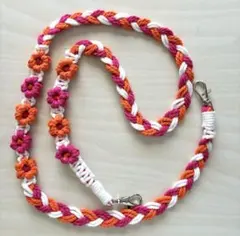 マクラメ花モチーフ付き編み込みスマホストラップ　チャーム