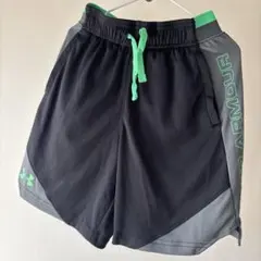 アンダーアーマー 美品　130 ハーフパンツ　黒　緑